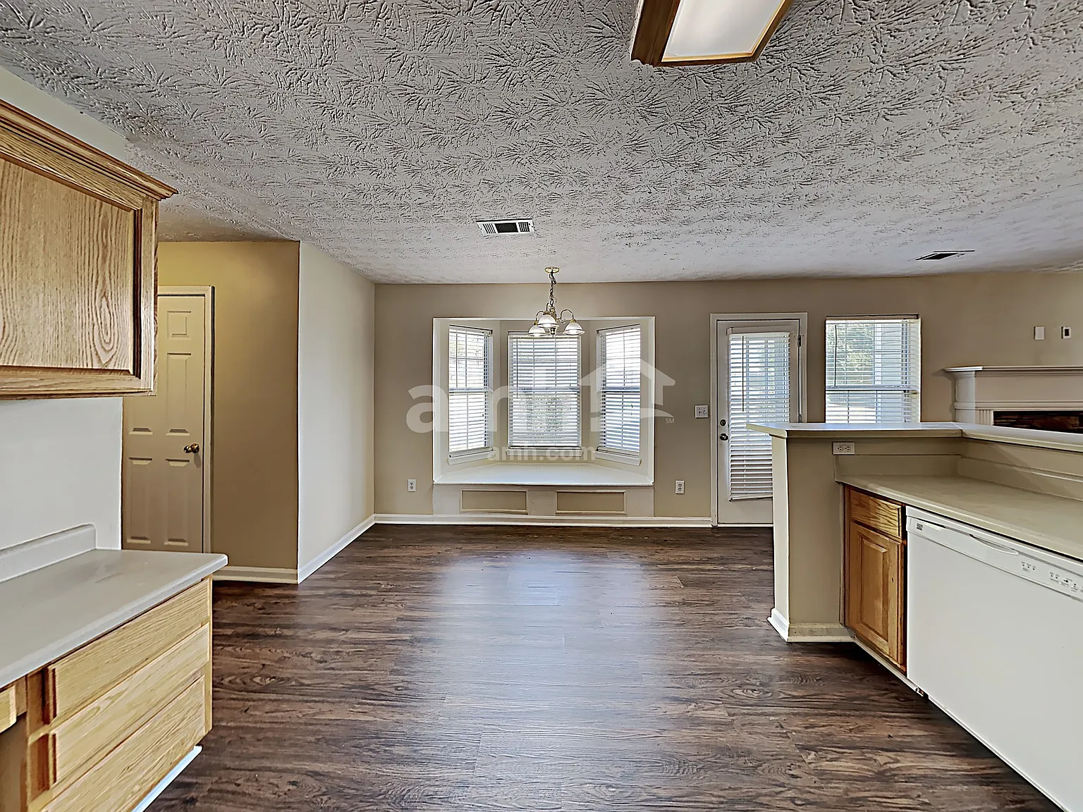 4 bed, 2.5 bath, 2683 sqft, $2,465 — Photo 4