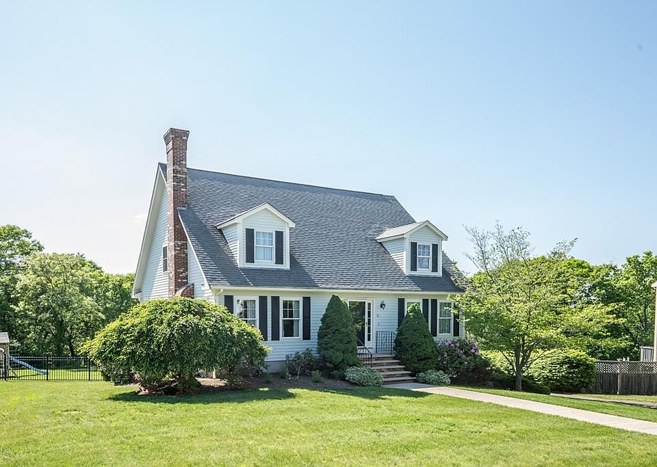1st image of 10 Emily Ln