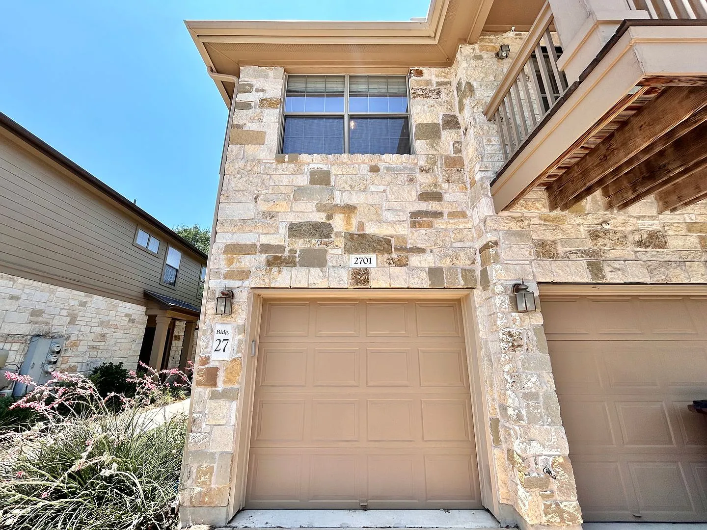 Charming 2/BR 1.5/BA Townhome with Garage & Covered Balcony — Photo 2