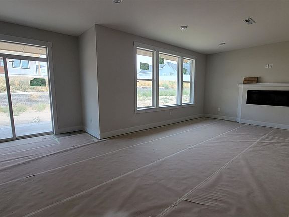 5th image of 829 Newport Pl