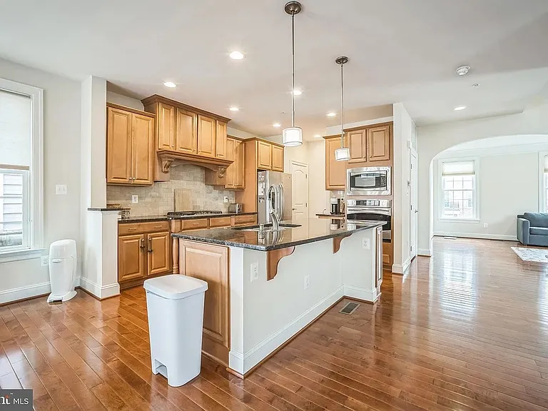 423 Parkview Ave — Photo 2