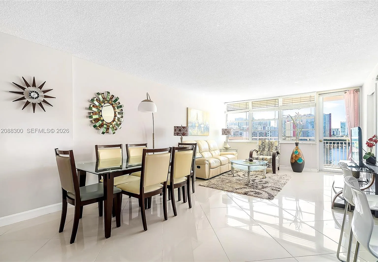 Winston Towers 100 Condo — Photo 3