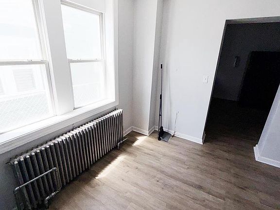 5th image of 434 W 3rd St