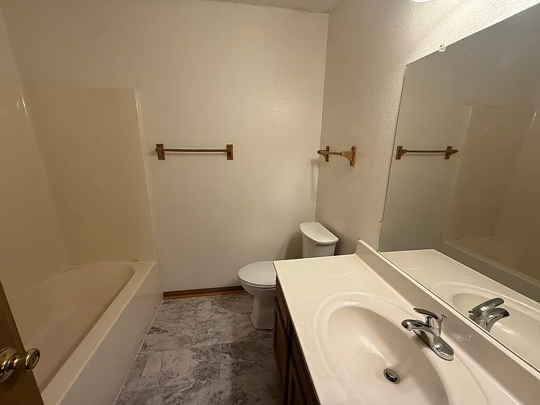 2 bed, 1.0 bath, $725 — Photo 3