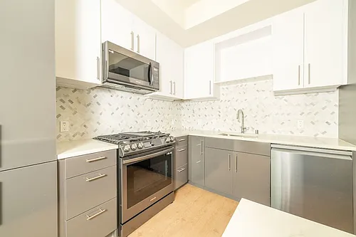 240 W Macarthur Blvd Photo 1
