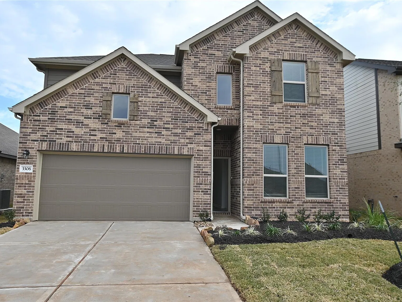 4 bed, 2.5 bath, 2434 sqft, $2,100 — Photo 3