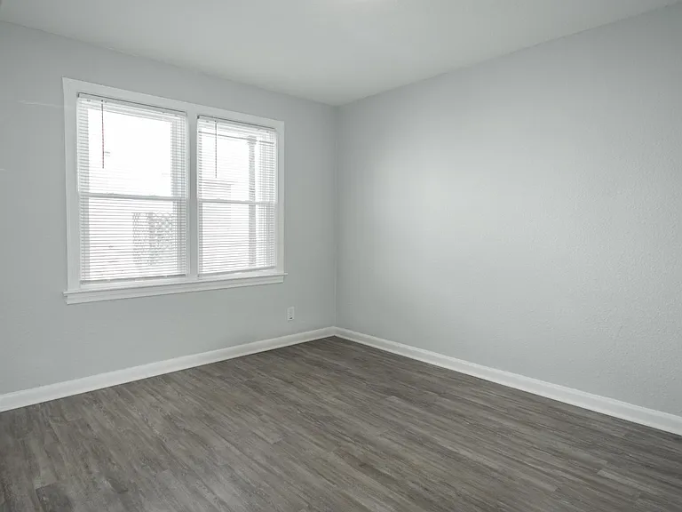 1208 W. Ocean View Apts — Photo 5