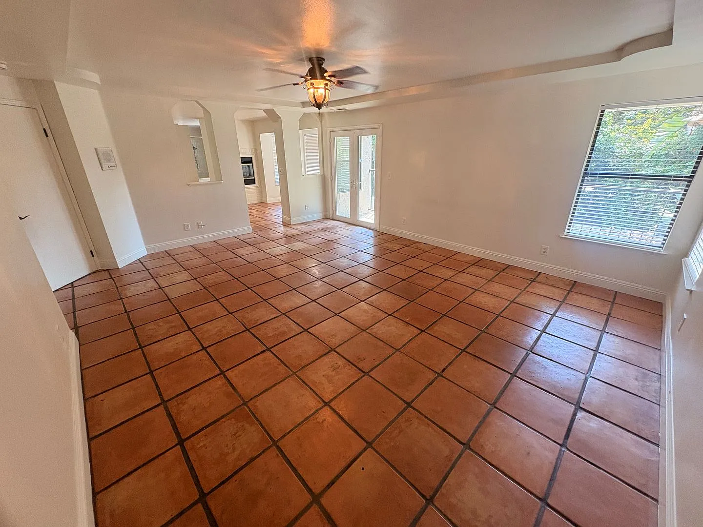 Elegant 4 Bedroom Home in The Lakes — Photo 3