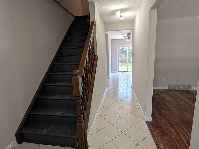 61 Ashley Cres — Photo 3
