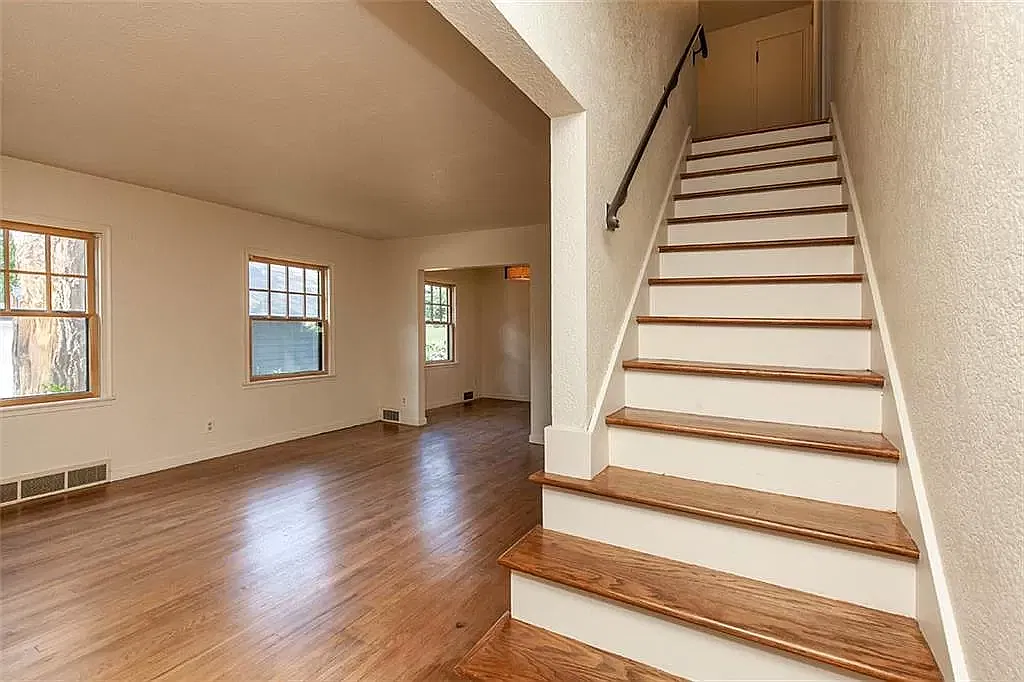 3 bed, 1.5 bath, 1289 sqft, $1,950 — Photo 2