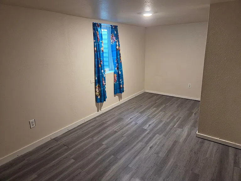 1417 E Wellesley Ave — Photo 15