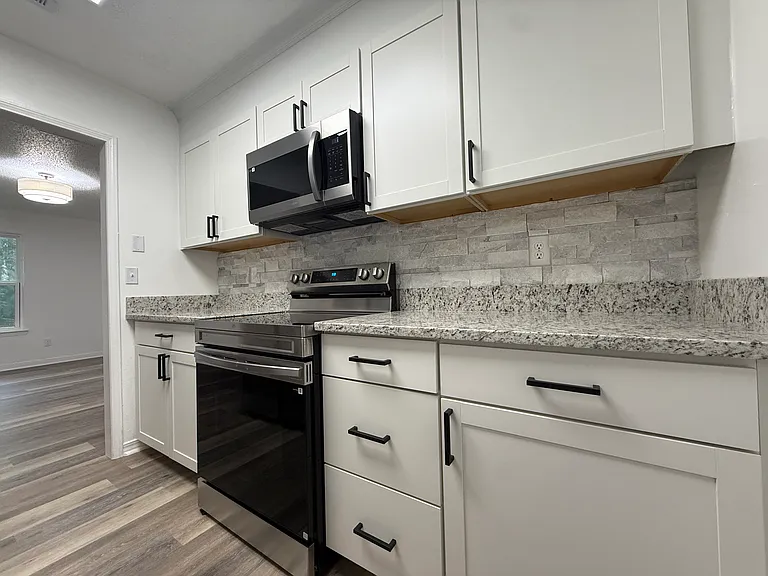 6481 Colonial Dr — Photo 3
