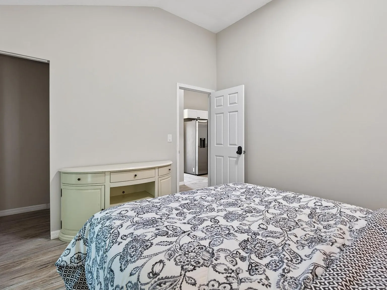 4 bed, 2.5 bath, 2264 sqft, $1,009 — Photo 3