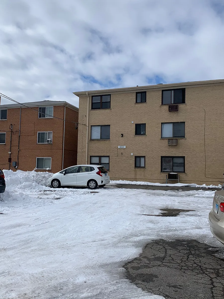 Back and parking lot - 3131 Elm St #2N