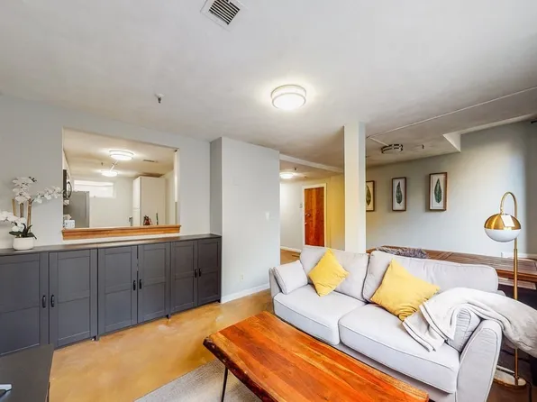 1427 Commonwealth Ave APT 103, Brighton, MA 02135