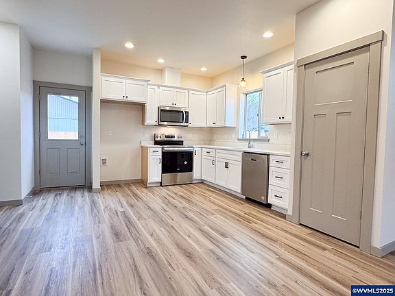 2nd image of 4742 Sugarloaf Ln NE