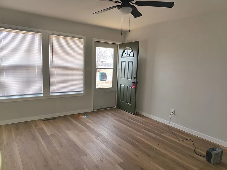 3437 S Glenn Ave — Photo 2