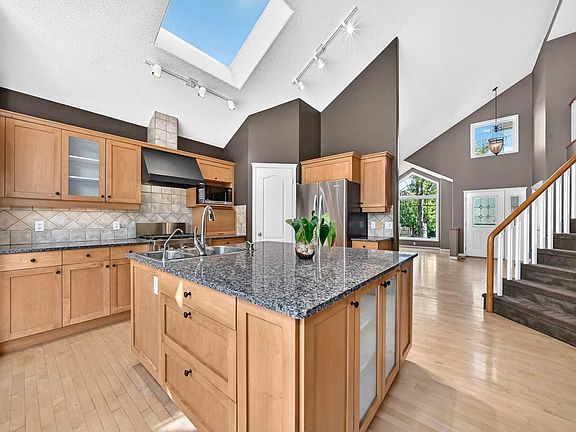 3rd image of 180 Hamptons Ter NW