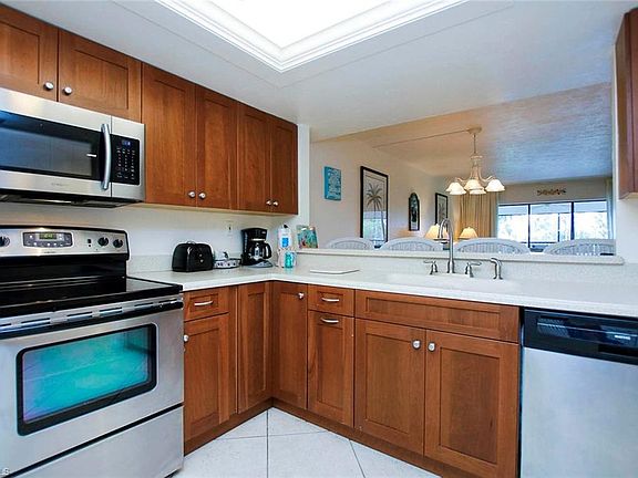 4th image of 937 E Gulf Dr #1B