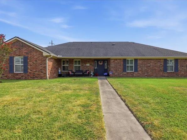 820 Sierra Dr, Port Neches, TX 77651