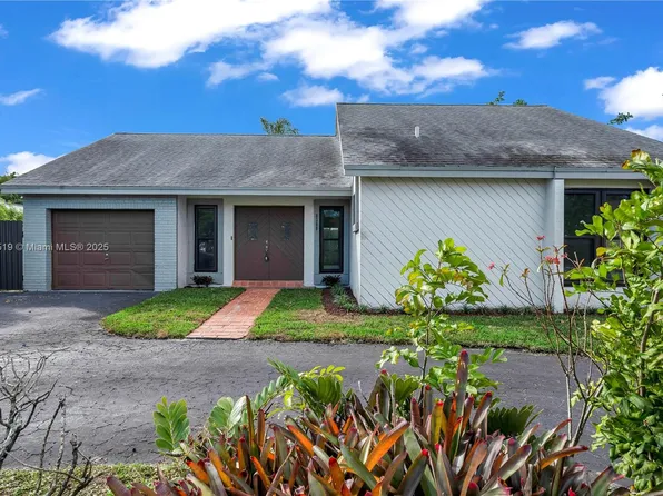 8380 NW 7th St, Pembroke Pines, FL 33024