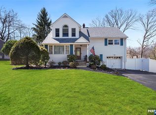 10 Crescent Ave, Waldwick, NJ 07463
