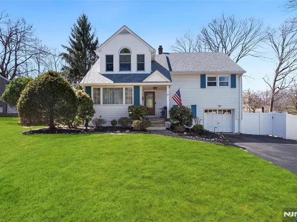 10 Crescent Ave, Waldwick, NJ 07463