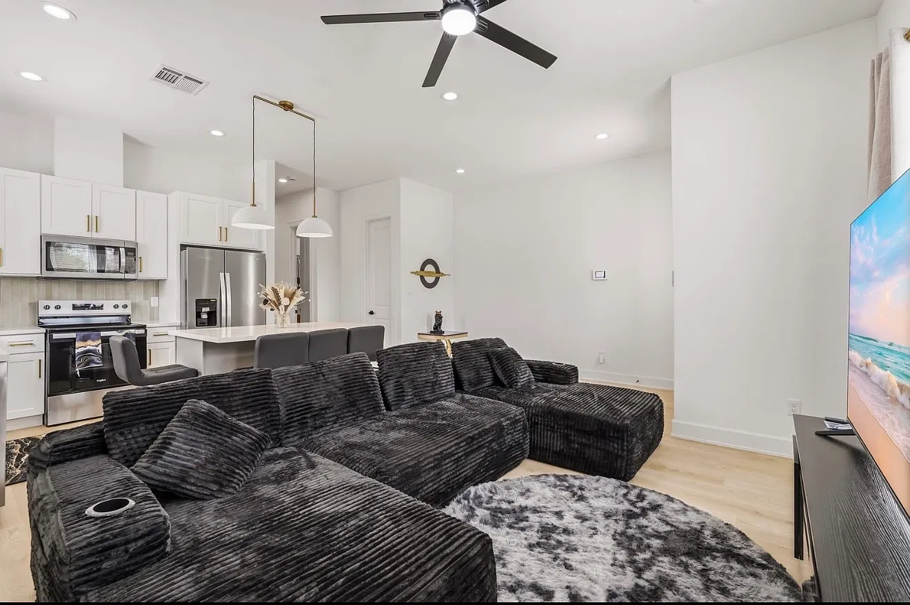 6528 Weston St — Photo 3