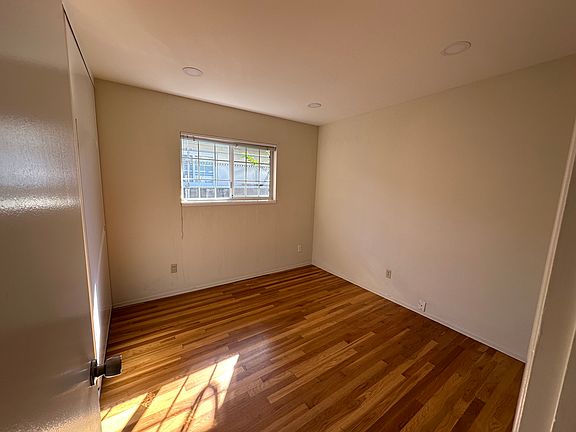 3rd image of 938 Hibiscus Ln