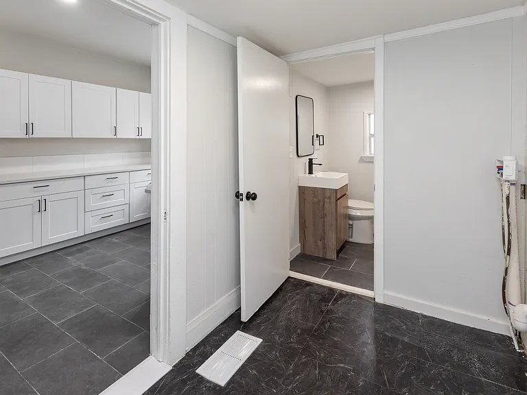 1025 W Walker St — Photo 13