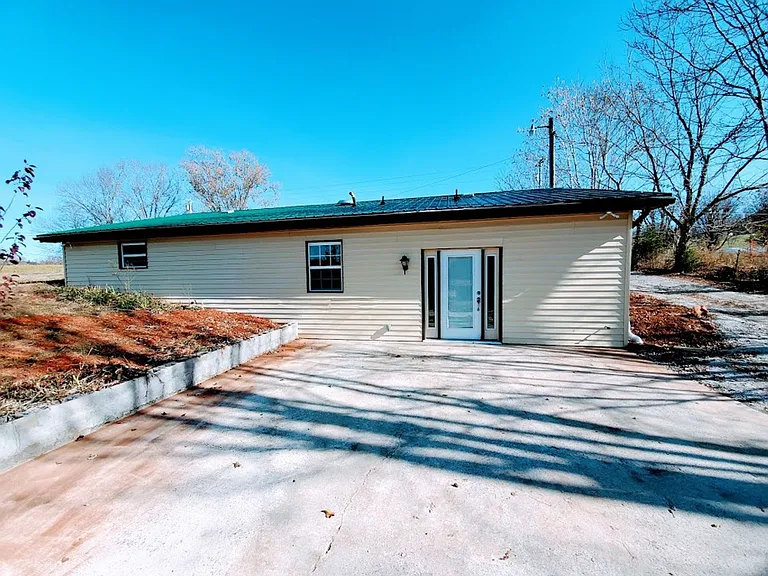 3990 Seven Springs Rd — Photo 1
