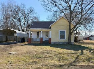 604 E 6th St, Altamont, KS 67330