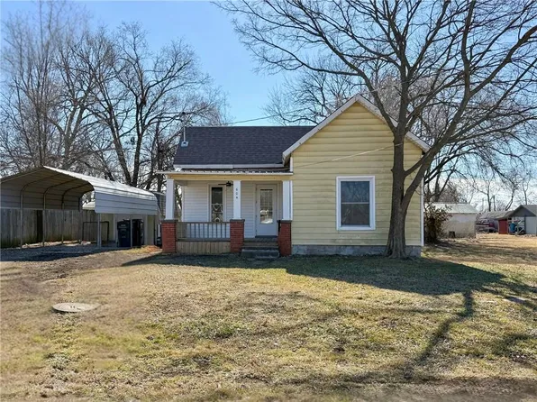 604 E 6th St, Altamont, KS 67330