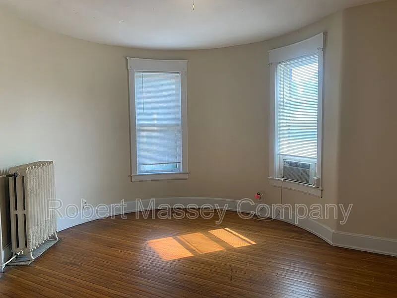 3 bed, 1.0 bath, 1500 sqft, $1,350 — Photo 3
