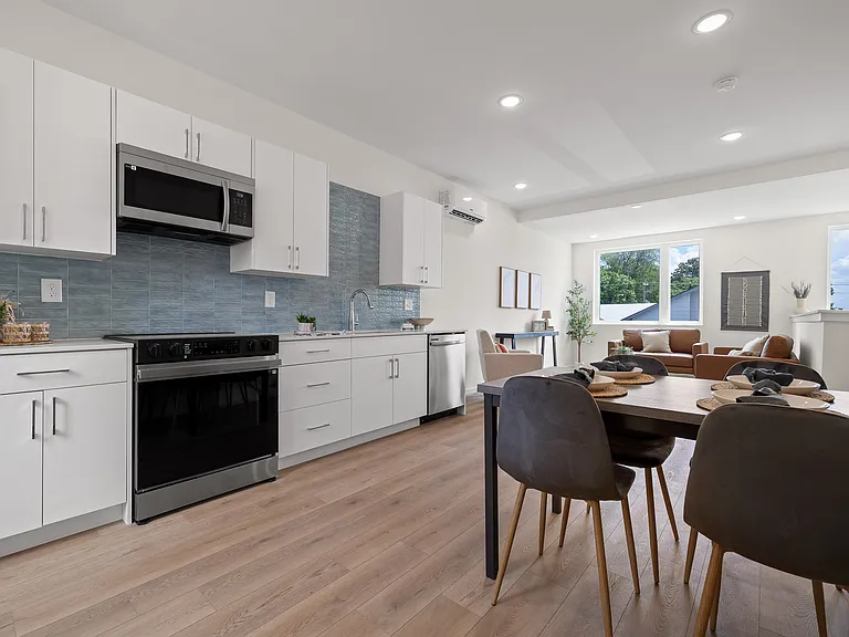 113 E Oldham Ave — Photo 23