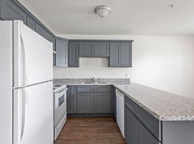 The Oaks, 2 beds  1.0 baths (842 sqft)