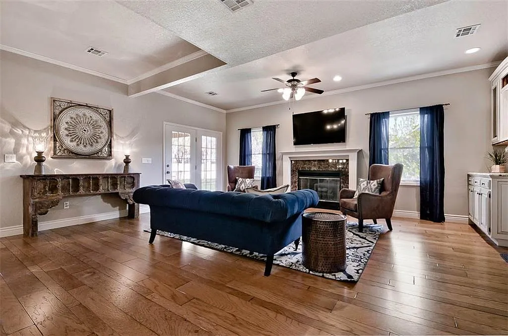 3 bed, 2.5 bath, 1756 sqft, $3,800 — Photo 2