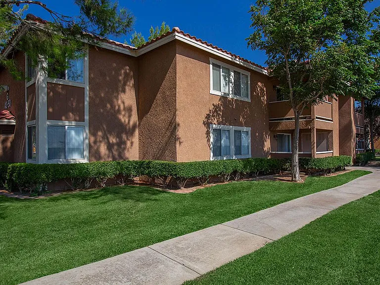 Sunset Pointe Apartments — Photo 8