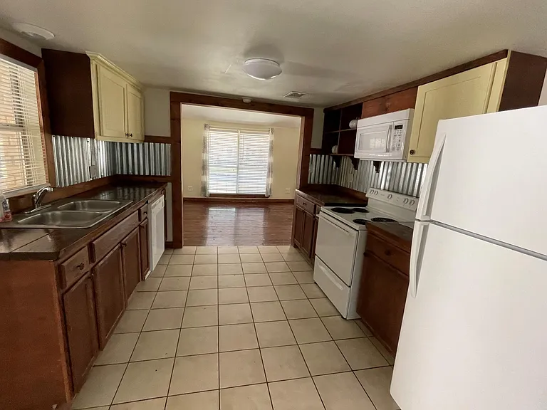 121 N Hamilton St — Photo 16