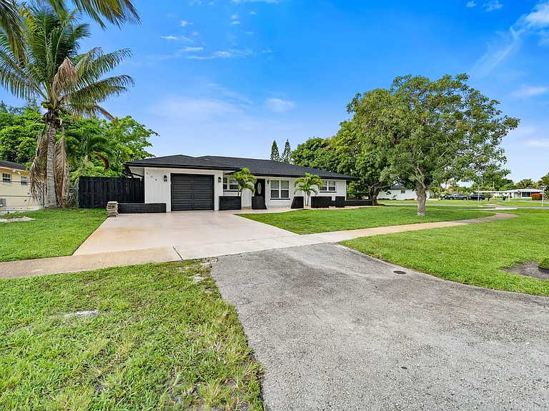 908 Hibiscus Dr — Photo 3