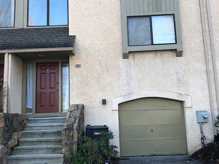 470 Lynetree Dr — Photo 1