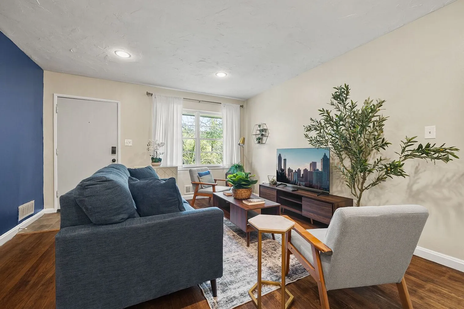 2 bed, 1.0 bath, $4,613 — Photo 3