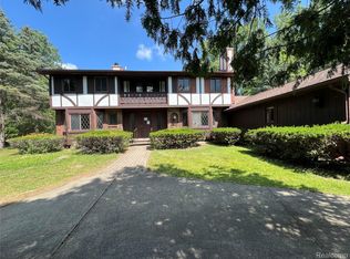 1250 Club Dr, Bloomfield Hills, MI 48302