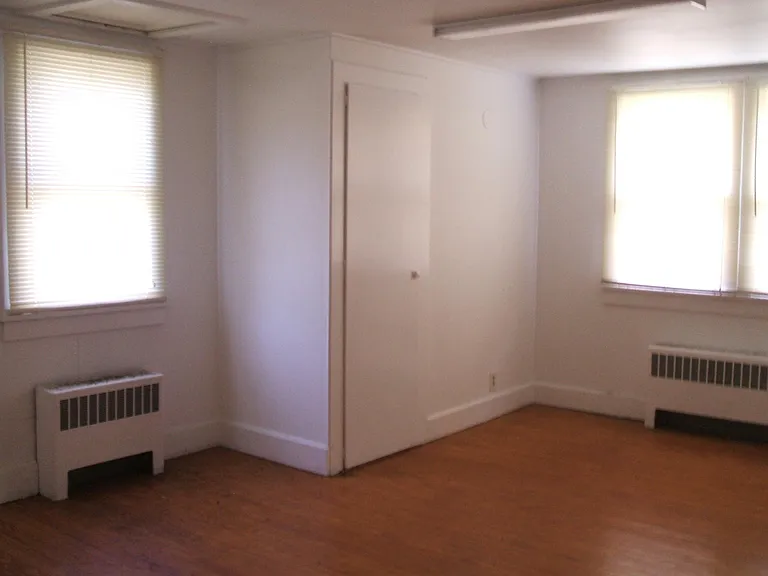 2111 Oak Tree Rd — Photo 10