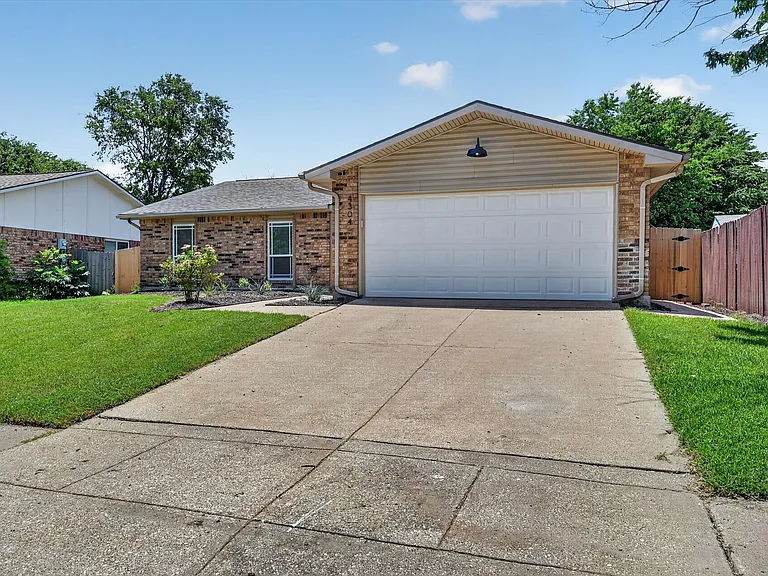 4304 Crabapple St — Photo 2