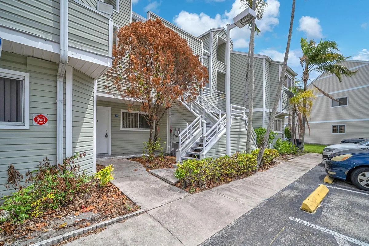 Building Photo - 2020 NE 163rd St #204