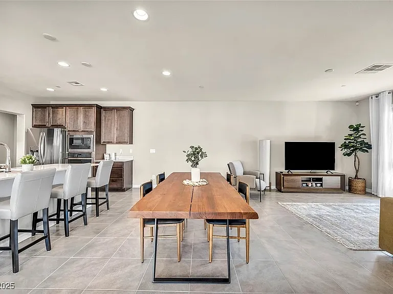 1012 E Sunset Rd — Photo 10