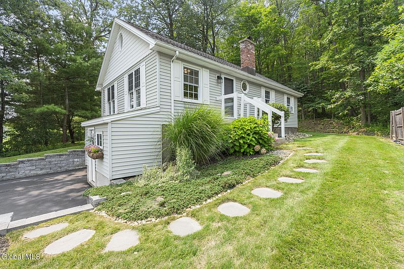 3rd image of 941 Altamont-Voorheesville Road