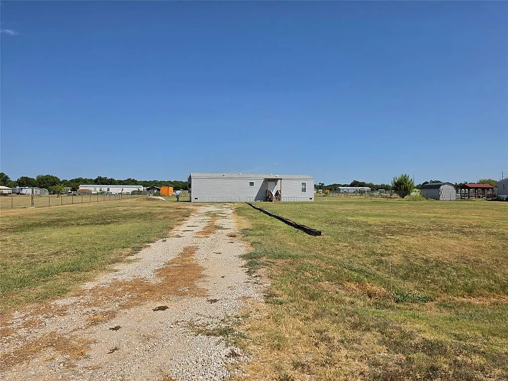 3 bed, 840 sqft, $950 — Photo 3