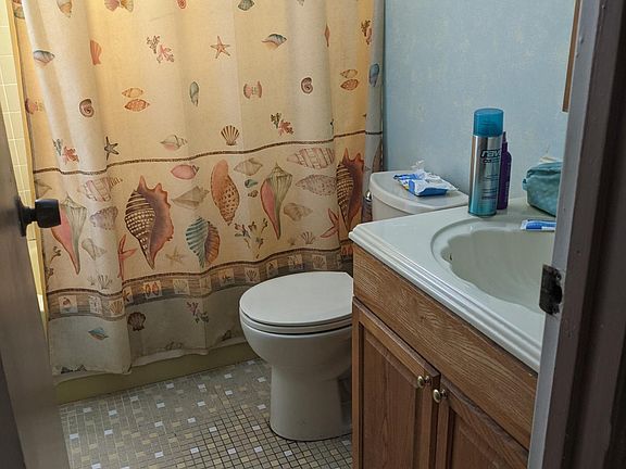 Guest bathroom - shower combo tub